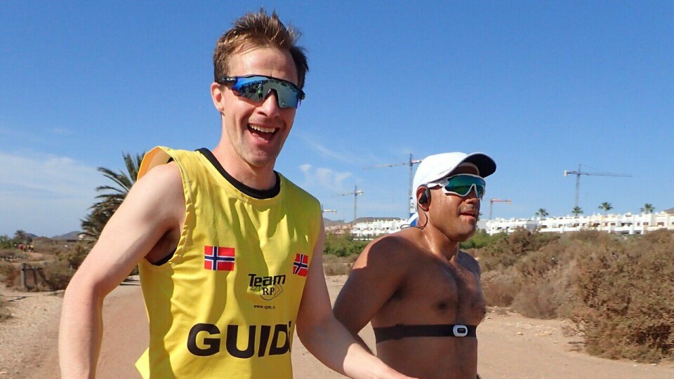 Synshemningen retinitis pigmentosa er ikke til hinder for fysisk aktivitet og trening Simen Kongshaug ledsager Henrik Claesson på treningsleir til Spania med SK Vidar og Team RP