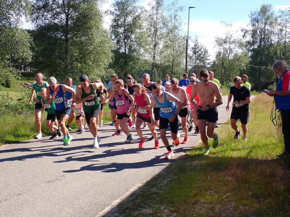 Starten går for Konsmo-Helle. Vinner av 4,9 kilometer ble Martin U. Sløgedal, med startnummer 49. Ingrid Ukkelberg (316) vant 9,3 kilometer i kvinneklassen. (Foto: Arrangøren) Starten går for Konsmo-Helle. Vinner av 4,9 kilometer ble Martin U. Sløgedal, med startnummer 49. Ingrid Ukkelberg (316) vant 9,3 kilometer i kvinneklassen. (Foto: Arrangøren)