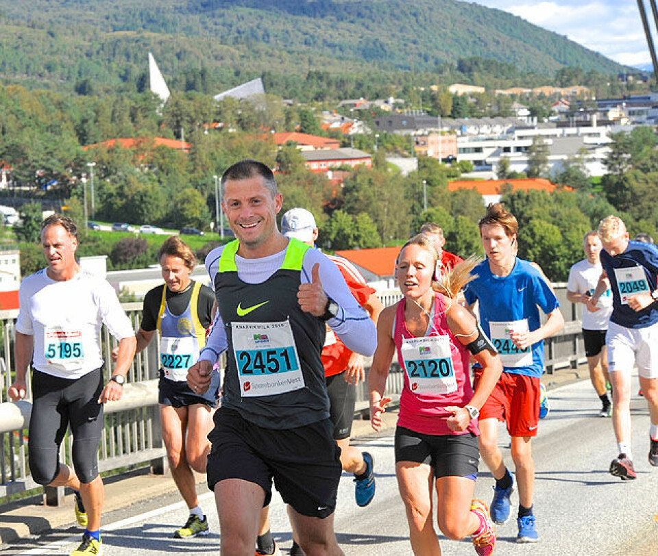 Frew Brkineh og Audhild Hestad vant halvmaraton i Knarvik Alan_Vaagstoel_på_broa__DSC9234 2.jpg
