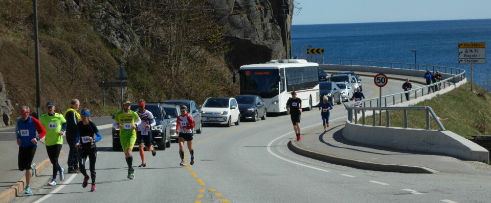 Gode stemninger i Fevik halvmaraton DSC03674FeltOgBilerStrand.jpg