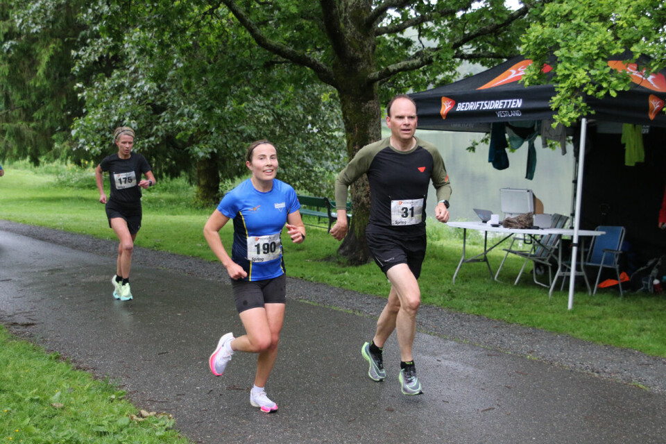 5 km vinner Torunn Jensen, her sammen med Leif Nordland 5 km vinner Torunn Jensen, her sammen med Leif Nordland