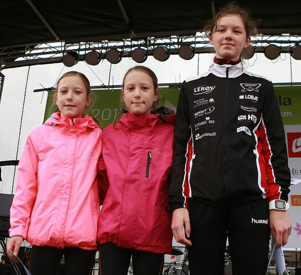 De yngste var best da 2227 løp UngdomsMila i Knarvik 8J_Emma_og_Anna_Hanstveit_Maria_MostraumAZ3T7665.jpg