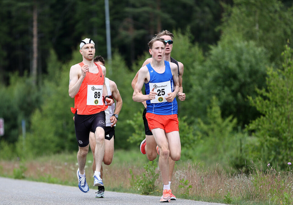 Tom-Erik Lukkedal (89) fløy høyt over asfalten da han nylig løp inn til 15.28 i Rekordløpet. (Foto: Bjørn Hytjanstorp) Tom-Erik Lukkedal (89) fløy høyt over asfalten da han nylig løp inn til 15.28 i Rekordløpet. (Foto: Bjørn Hytjanstorp)