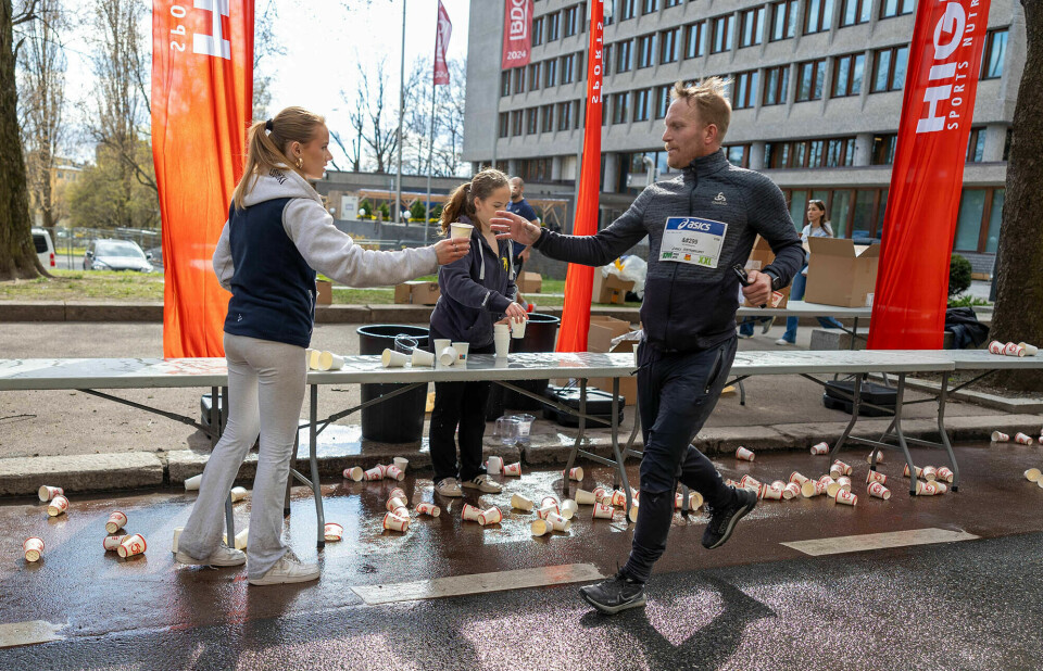 Underveis i konkurranser kan karbohydrater inntas både i form av drikke, geler og fast føde. (Foto: Samuel Hafsahl) Underveis i konkurranser kan karbohydrater inntas både i form av drikke, geler og fast føde. (Foto: Samuel Hafsahl)