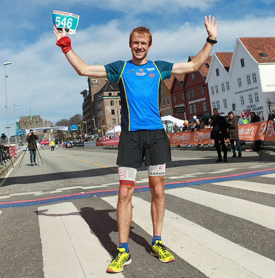 Fine forhold da Jonathan Albon knuste maratonrekorden i Bergens store løpsfest Jonathan_Albon_i_maal_A20G0607.jpg