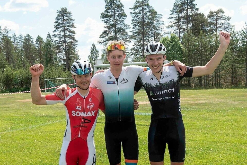 Vinneren Østen Brovold Midtsundstad mellom treeren Fredrik Nordlien (til venstre) og toeren Martin Røste Omdahl etter årets Trysil-Knut ritt . (Foto Øivind Larsen) Vinneren Østen Brovold Midtsundstad mellom treeren Fredrik Nordlien (til venstre) og toeren Martin Røste Omdahl etter årets Trysil-Knut ritt . (Foto Øivind Larsen)