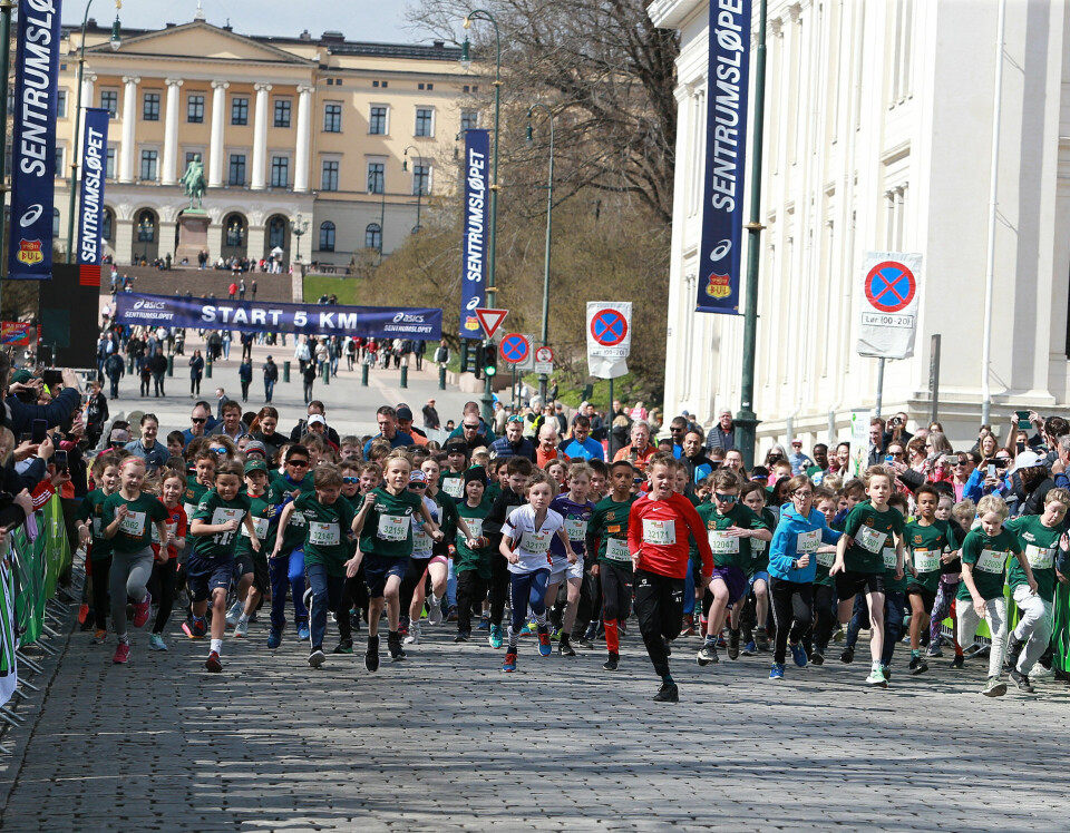 Det ble ikke spart mye på kreftene fra start da 9-11-åringene la av gårde nedover Karl Johan. (Foto: Kjell Vigestad) Det ble ikke spart mye på kreftene fra start da 9-11-åringene la av gårde nedover Karl Johan. (Foto: Kjell Vigestad)