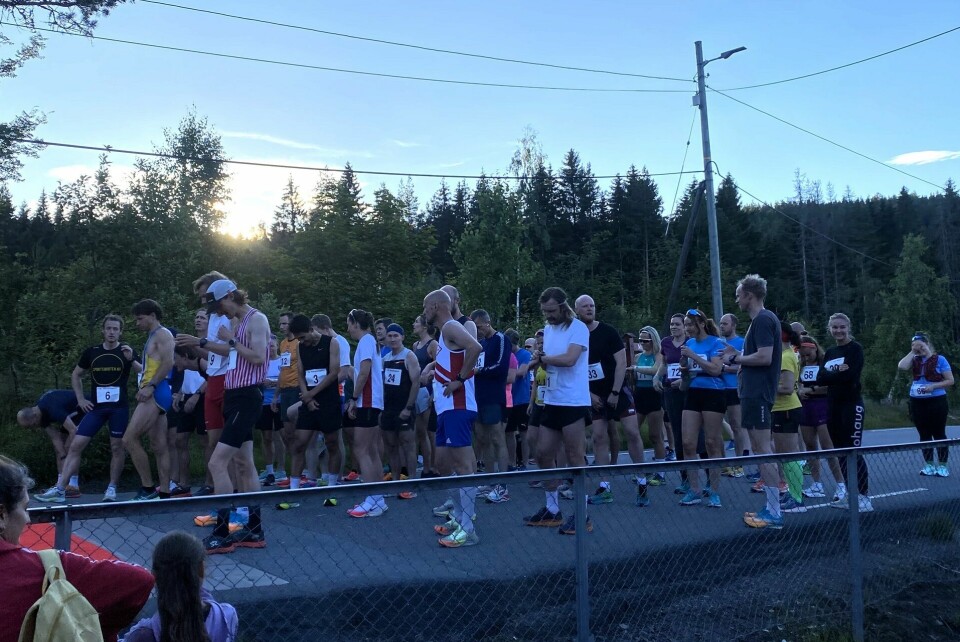 55 løpere klare til start på lang løype fra Maridalen skole kl 21 fredag kveld. (Foto: Arrangøren) 55 løpere klare til start på løype fra Maridalen skole kl 21 fredag kveld. (Foto: Arrangøren)