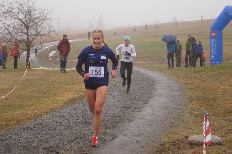 Emilie Fossumstuen Grøterud slo Sigrid Jøranli Sundgaard i spurten på kvinnees 1600 m. (Arrangørfoto) Emilie Fossumstuen Grøterud slo Sigrid Jøranli Sundgaard i spurten på kvinnees 1600 m. (Arrangørfoto)