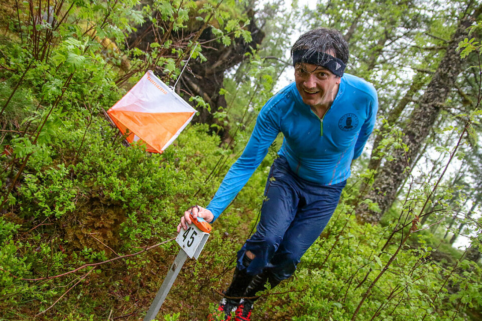 Frode Helmich Pedersen stempler inn på en av de siste postene, like ved Fløysletten. (Alle foto: Arne Dag Myking) Frode Helmich Pedersen stempler inn på en av de siste postene, like ved Fløysletten. (Alle foto: Arne Dag Myking)