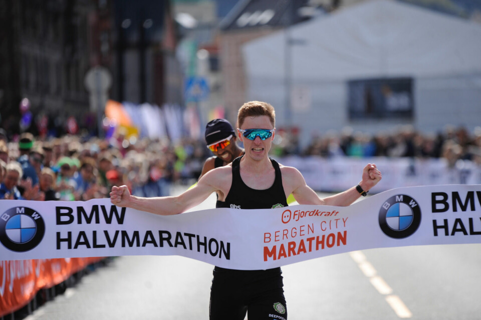 Morten Gjendem med Frew Brkineh som skygge over målstreken på Halvmaraton. (Foto: Arne Dag Myking) Morten Gjendem med Frew Brkineh som skygge over målstreken på Halvmaraton. (Foto: Arne Dag Myking)