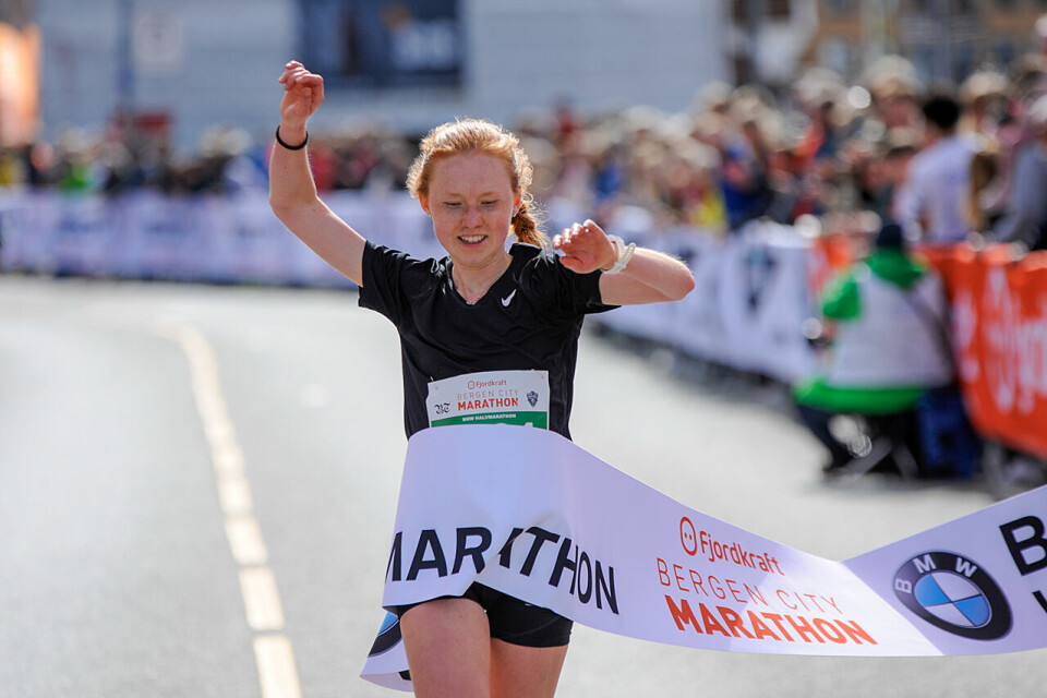 Morten Gjendem vant i sin halvmaraton-debut i Bergen Adele_Henriksen_målgang.jpg
