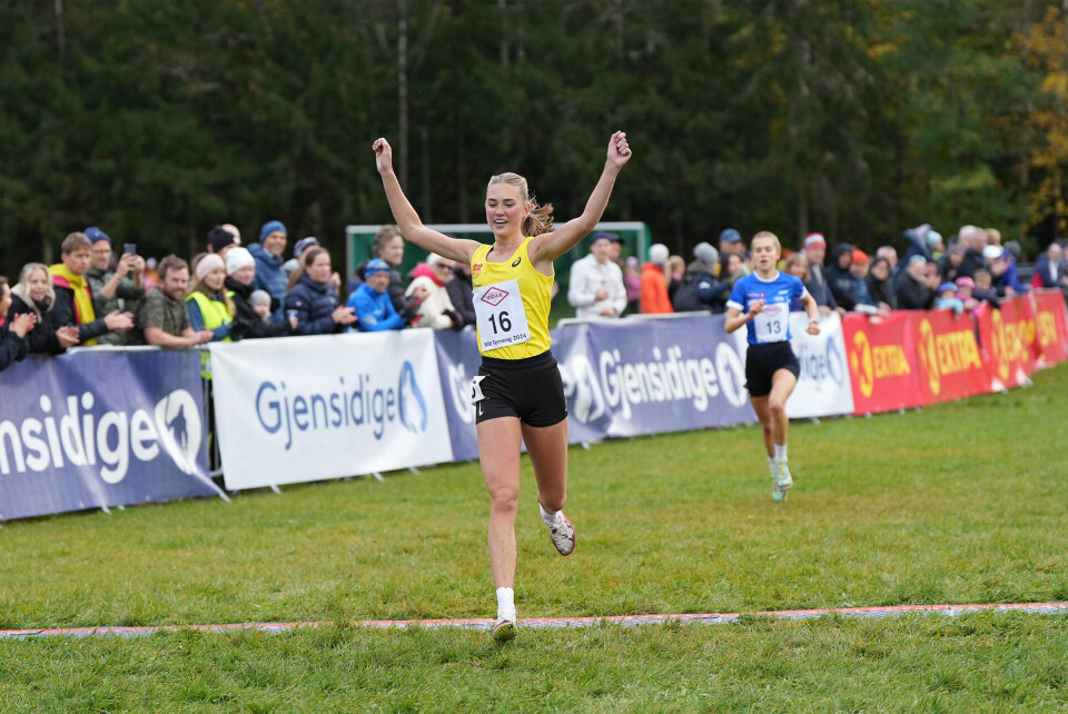 Flere norske medaljekandidater enn Jakob Ingebrigtsen i EM terrengløp? Andrea Modin Engesæth har full kontroll og vinner NM-gull for andre gang. Selma Løchen Engdahl følger etter til sølv. (Foto: Einar Børve)