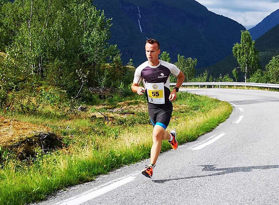 Johan Bugge, Mosvik IL, gjekk raskt i tet og auka forspranget heile vegen til mål. Her er han etter 2 km i leiinga med 25 sek til nr. 2. I mål var forspranget auka til 1 min 40 sek. Johan er også løyperekordhaldar i den klassiske Fanaråken Opp-løypa frå Turtagrø Hotel til Fanaråken 2.068 moh. (Foto Christian Prestegård) Johan Bugge, Mosvik IL, gjekk raskt i tet og auka forspranget heile vegen til mål. Her er han etter 2 km i leiinga med 25 sek til nr. 2. I mål var forspranget auka til 1 min 40 sek. Johan er også løyperekordhaldar i den klassiske Fanaråken Opp-løypa frå Turtagrø Hotel til Fanaråken 2.068 moh. (Foto Christian Prestegård)