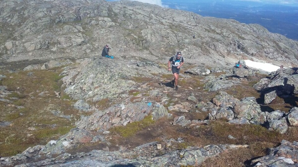 Resfjellet opp med Nevin og Myrmæl Helgestad på topp Daniel M.H innspurt.jpg