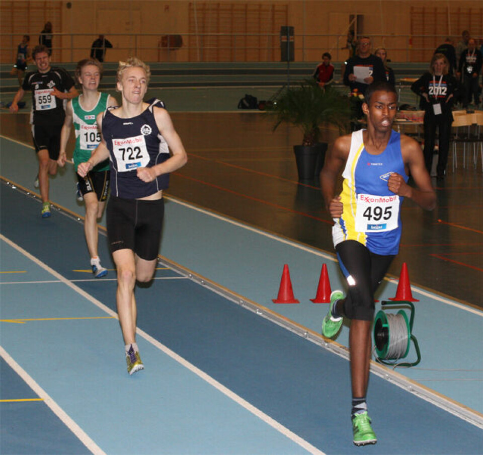 Spennende 800 m under UM lørdag.