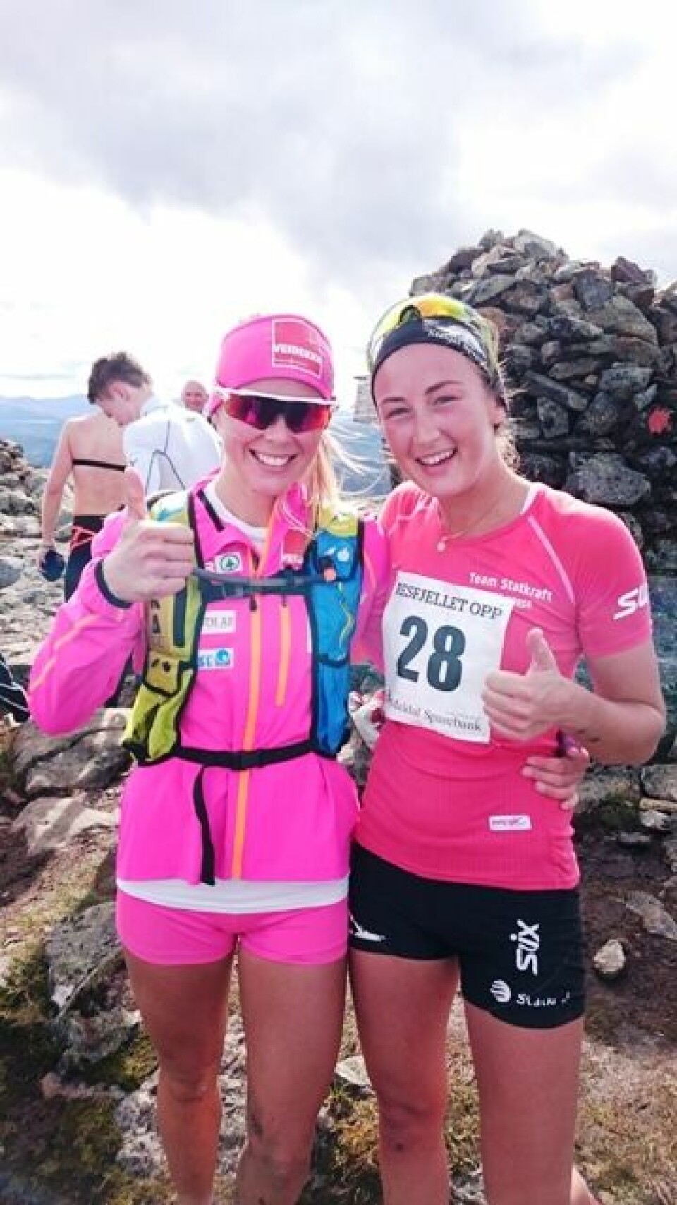 Resfjellet opp med Nevin og Myrmæl Helgestad på topp Anne Kjersti Kalvå og Mari Muan.JPG