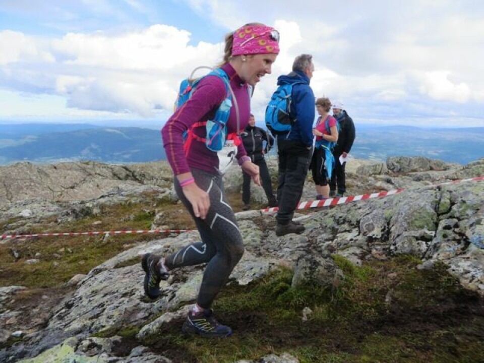 Resfjellet opp med Nevin og Myrmæl Helgestad på topp Marion Steigedal.JPG