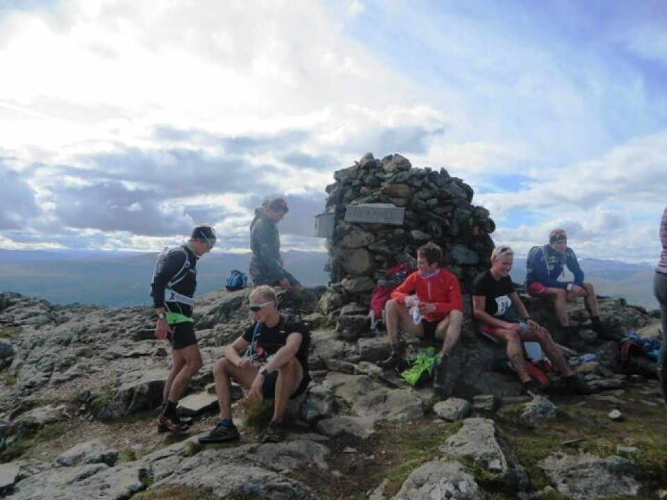 Resfjellet opp med Nevin og Myrmæl Helgestad på topp toppen.JPG