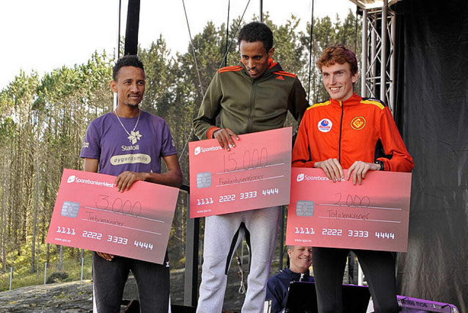 Premiepallen herrer, med beviset for pengepremiene. Premiepallen herrer, med beviset for pengepremiene.