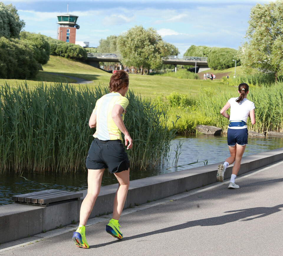 Fornebuløp nr. 15: Det går mot deltakerrekord onsdag kveld 5km_Nansenparken_med_kontrolltaarnet_idyll_AZ3T9264.jpg