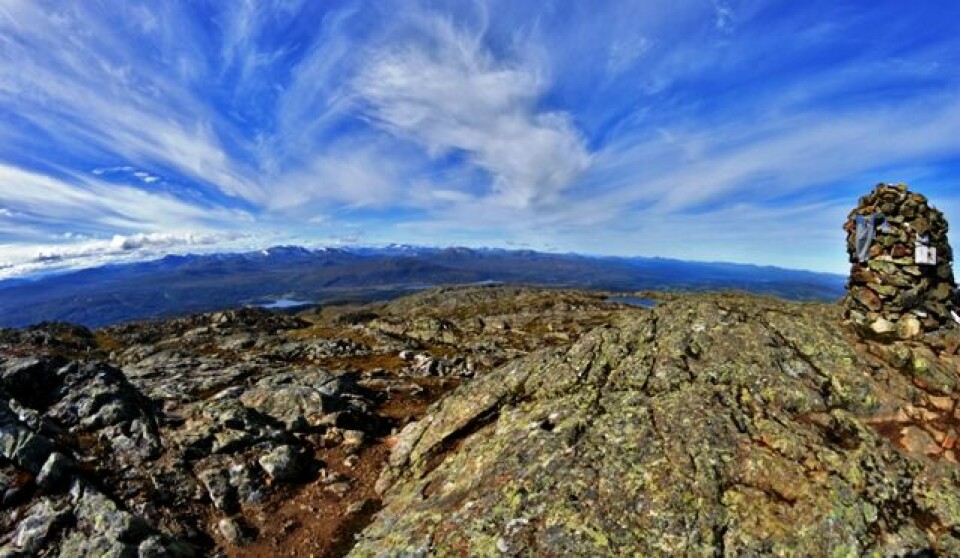 Resfjellet opp med Nevin og Myrmæl Helgestad på topp Upåklagelig utsikt fra toppen.JPG