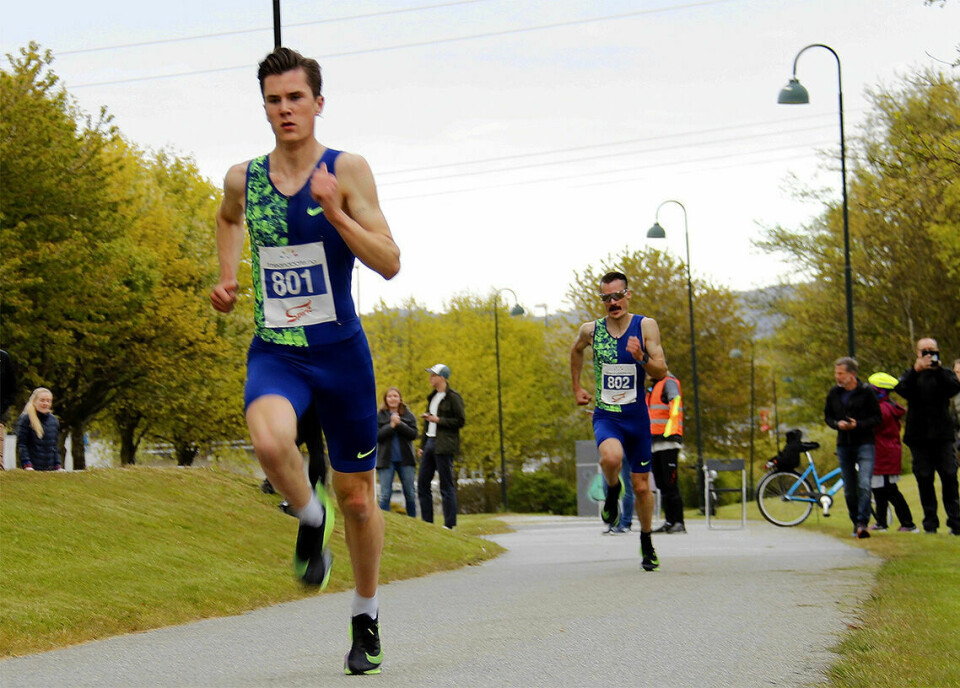 Tre brødre Ingebrigtsen tenker å løpe 5 km i Nyttårsløpet i Barcelona Da Jakob Ingebrigtsen virkelig økte farten inn mot mål, klarte ikke en gang storebror Henrik å henge på. (Foto: Geir Eikeskog)