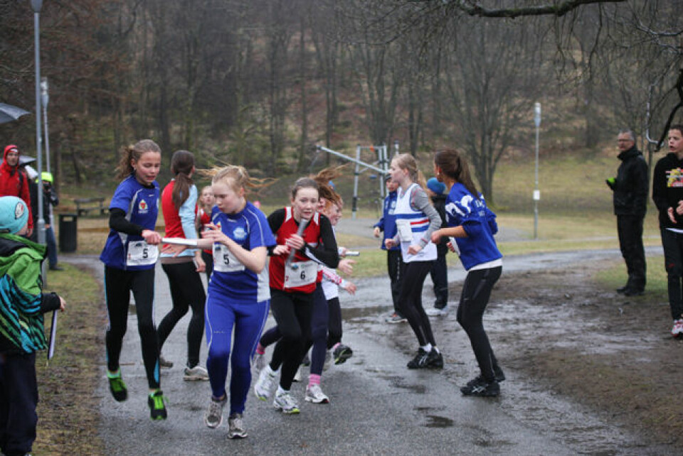 Regnfull stafett rundt Tveitevannet.