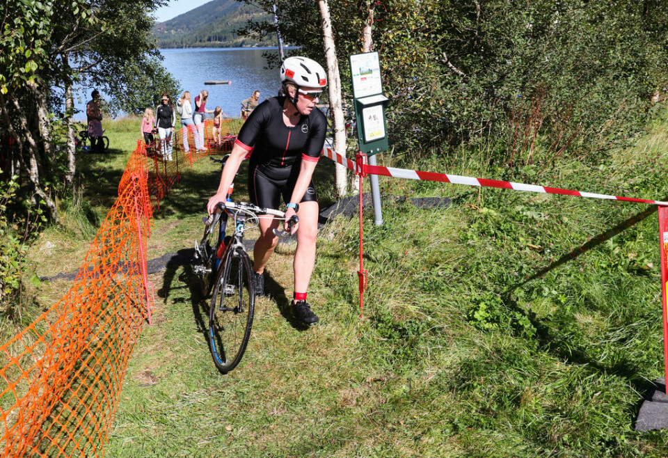 Knut Vikebakk og Christine Høyvik vant Hareidsdølen triatlon Beste_dame_Foto Maria T. Aambakk.jpg