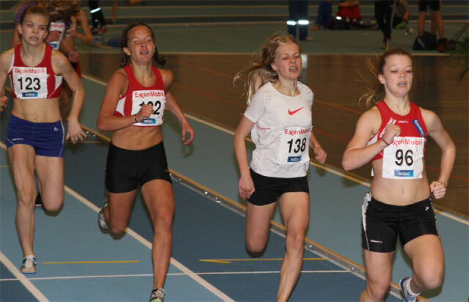 Spennende 800 m under UM lørdag.