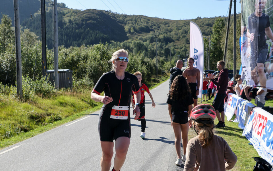 Knut Vikebakk og Christine Høyvik vant Hareidsdølen triatlon Beste_dame_maalFoto Maria T. Aambakk.jpg