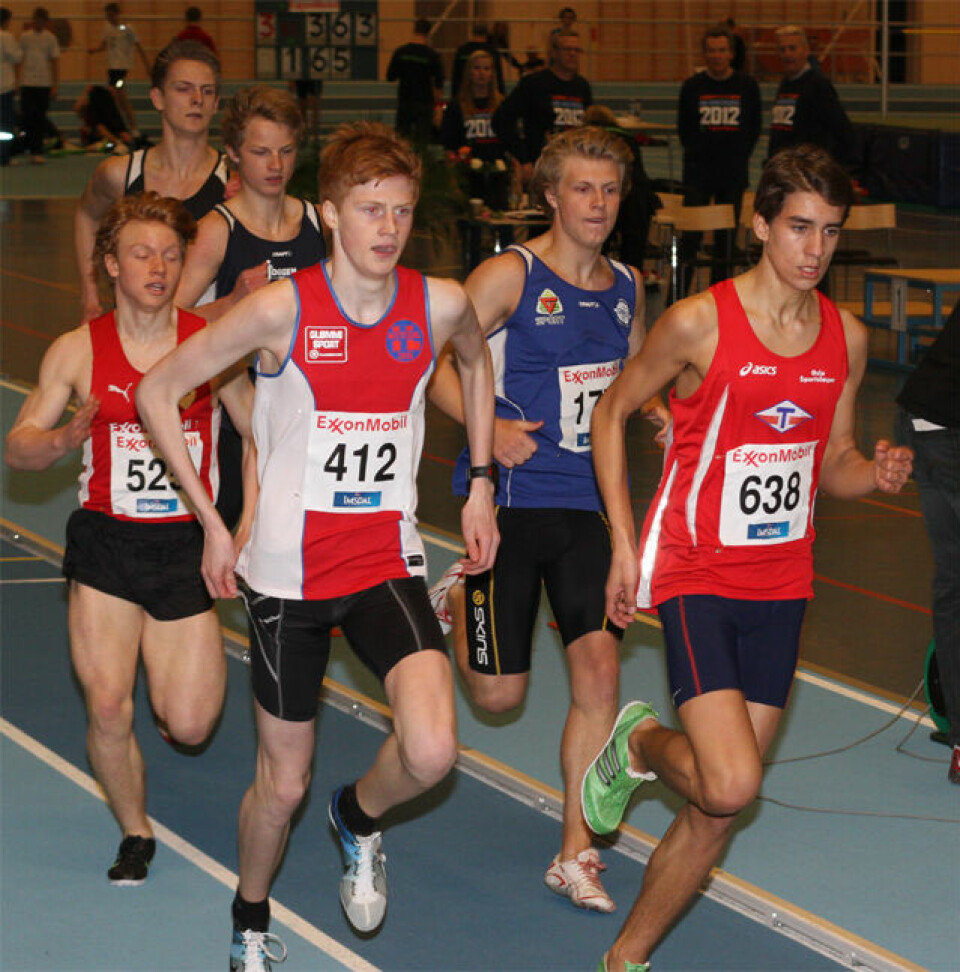 Spennende 800 m under UM lørdag.