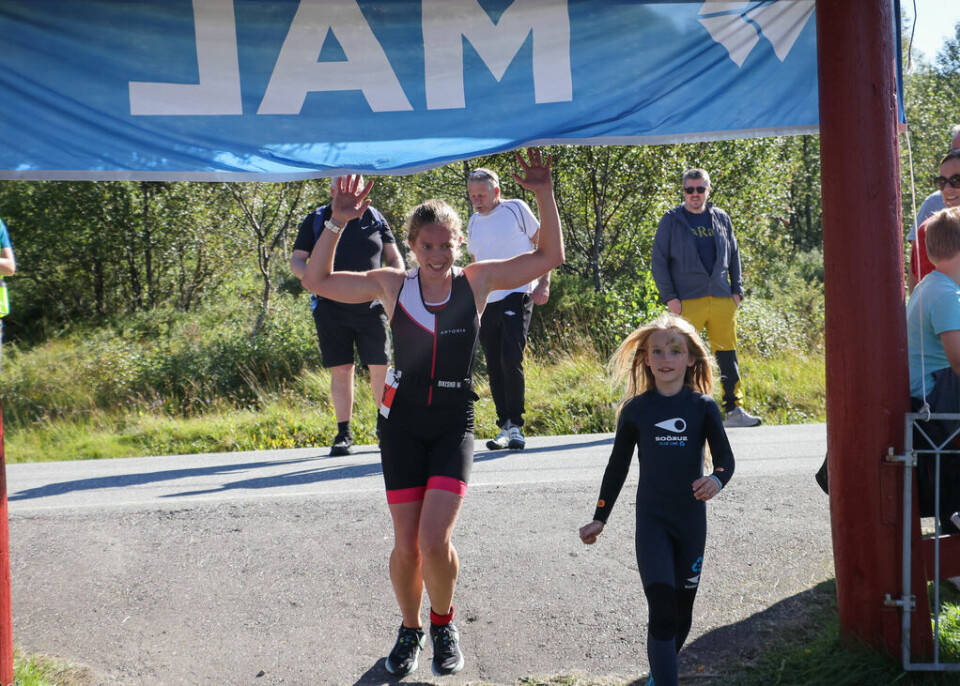 Knut Vikebakk og Christine Høyvik vant Hareidsdølen triatlon Andre_dame_Foto Maria T. Aambakk.jpg