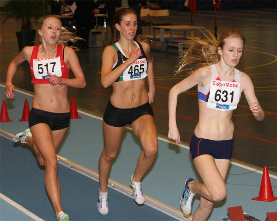 Spennende 800 m under UM lørdag.