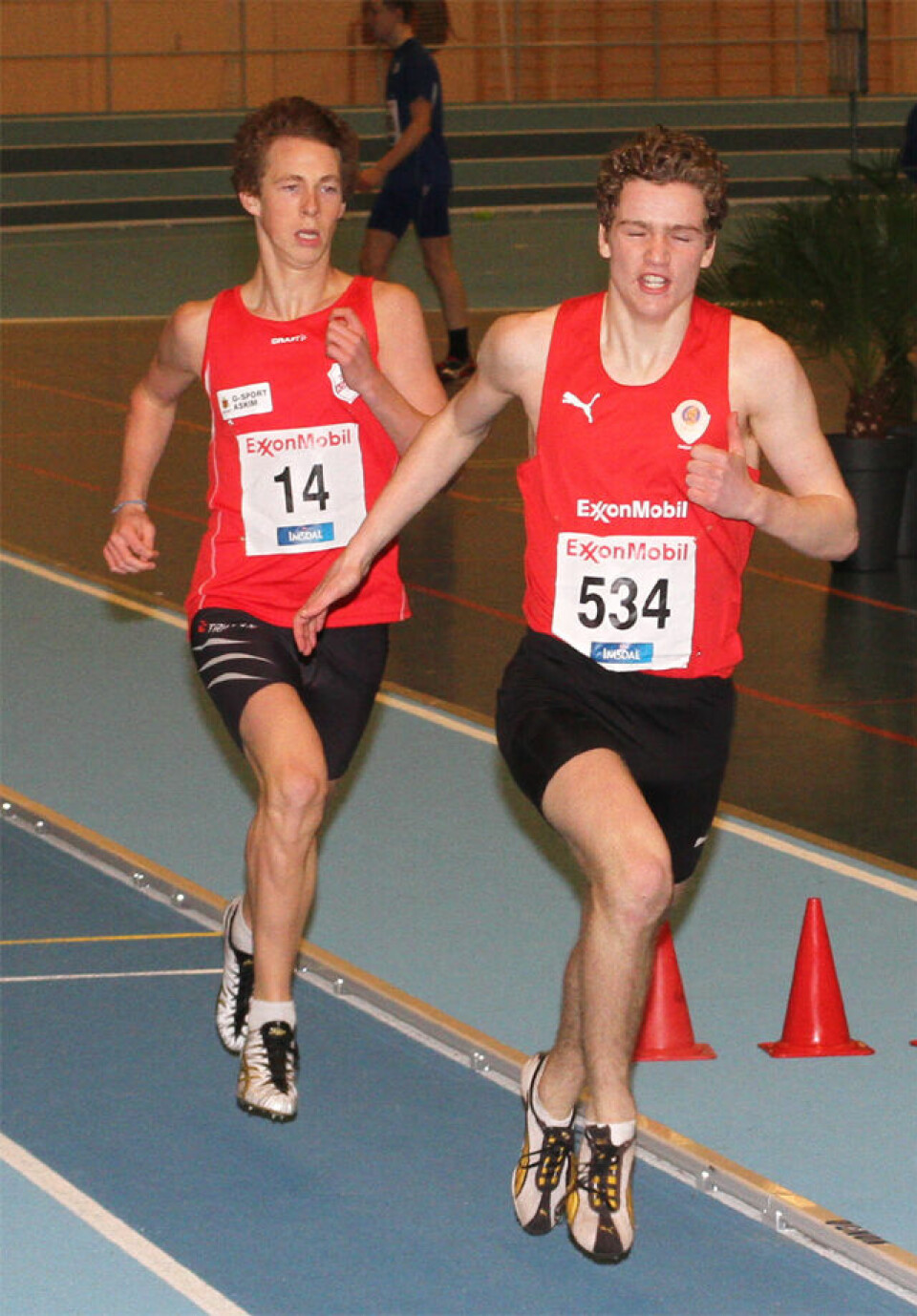 Spennende 800 m under UM lørdag.