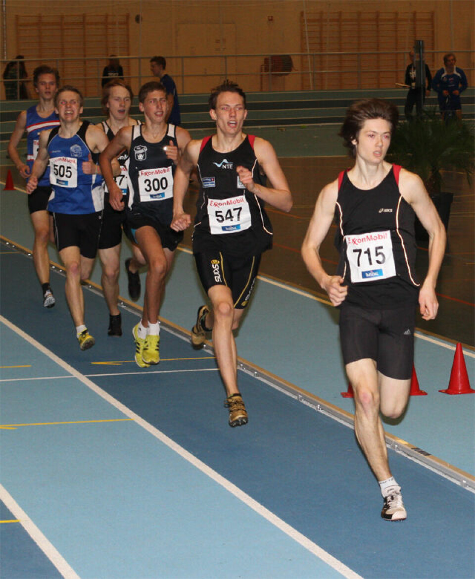 Spennende 800 m under UM lørdag.