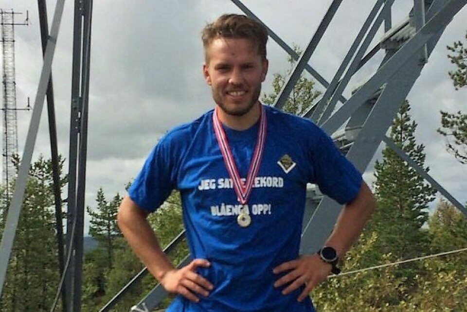Ola Korbøl med dagsaktuell trøye på toppen av Blåenga. (Foto: Rune Gilde) Ola Korbøl med dagsaktuell trøye på toppen av Blåenga. (Foto: Rune Gilde)