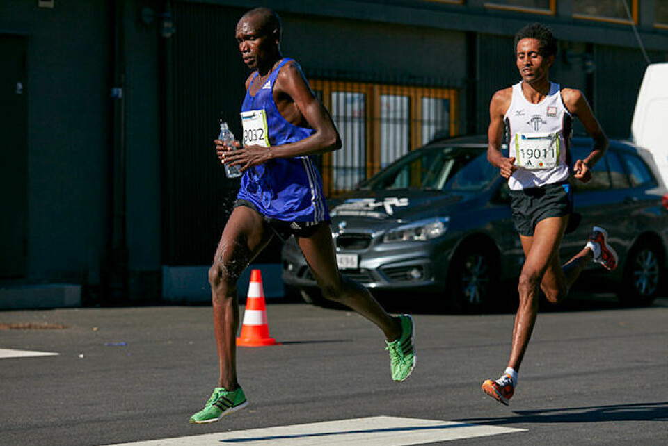 Bonface Kirui vinner Halvmaraton på 1.03.24 foran Obimichael Fissehatsion som løp på 1.04.25 Foto: Stian S. Møller Bonface Kirui vinner Halvmaraton på 1.03.24 foran Obimichael Fissehatsion som løp på 1.04.25 Foto: Stian S. Møller