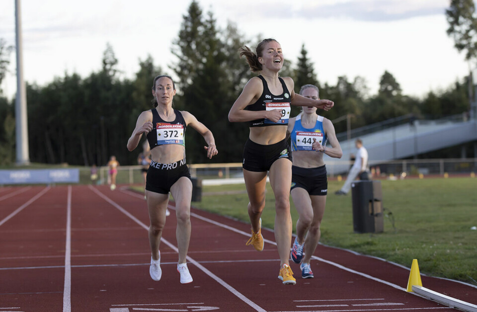 Vilde Våge Henriksen og Narve Gilje Nordås vant 3000 meteren i Norgeslekene 3000m-kvinner-innspurt.jpg