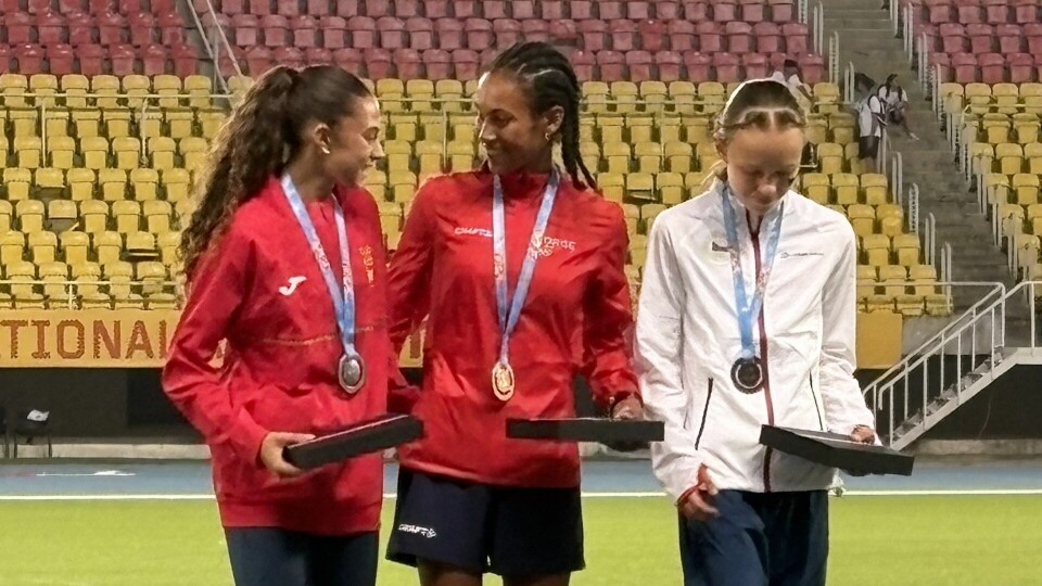 Venus Abraham Teffera på toppen av seierspallen sammen med Amanda Roman fra Spania som ble nummer to og Veronika Brizova fra Tsjekkia. (Foto: Erlend Sande) Venus Abraham Teffera på toppen av seierspallen sammen med Amanda Roman fra Spania som ble nummer to og Veronika Brizova fra Tsjekkia. (Foto: Erlend Sande)