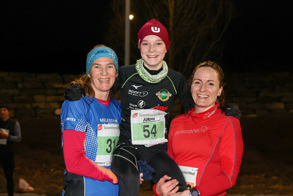 Hanne Elisabeth Liland og Hanne Kristoffersen kan ikke gjøre annet enn å hylle Aurora Veen Torkildsen med en gullstol. (Alle foto: Arne Dag Myking) Hanne Elisabeth Liland, Aurora Veen Torkildsen, Hanne Kristoffersen