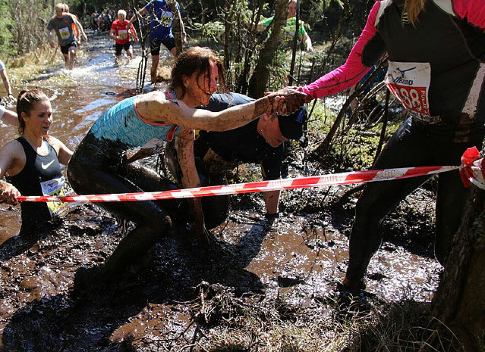 Nydalens Skiklub tok dobbel i sommervarmt Råskinn (39 bilder og 3 videoer) En_hjelpende_haand_IMG_5845.jpg