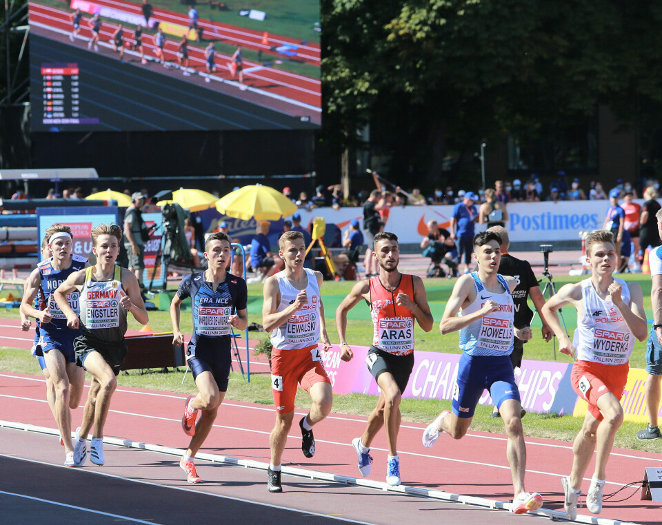 Imponerende løping av Solbu på 800 meter - finaleklar! Heat1_Solbu_nest_sist_350m_AZ3T0854.jpg
