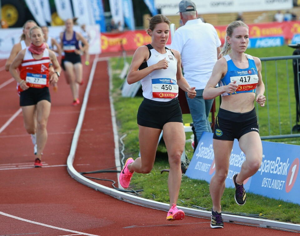 Hanne Mjøen Maridal løp inn til 10 000 m-gull med et smil om munnen (oppdatert) 1000m_damer_final_Waagan_foelger_Maridal_AZ3T1879.jpg