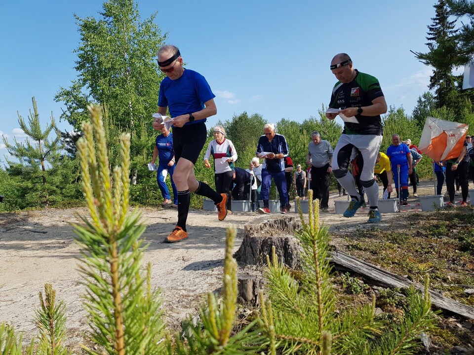 Varmt og lettløpt på furumoen i Elverum Arnfinn Pedersen og Simen Smedstad ut fra start.jpg