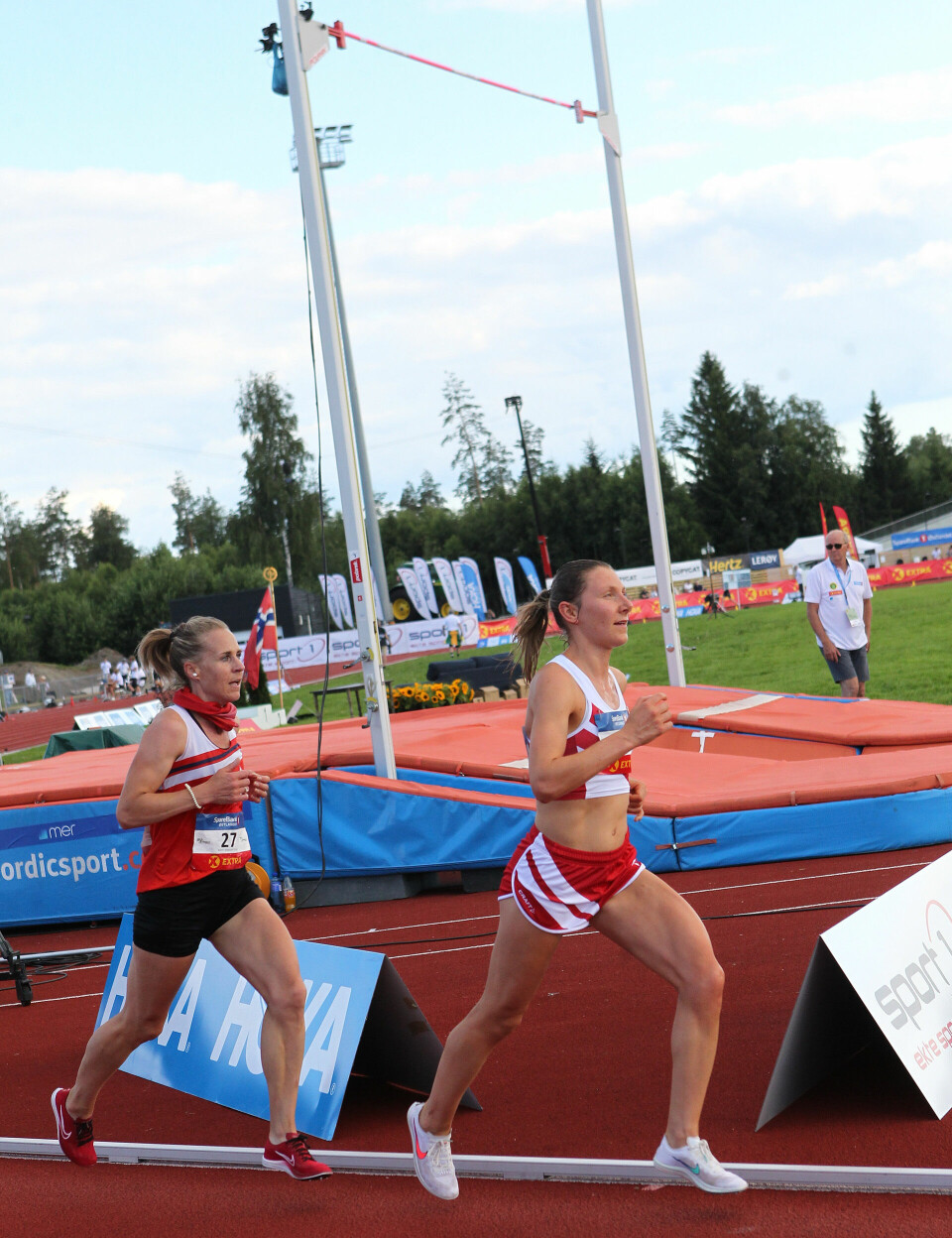 Hanne Mjøen Maridal løp inn til 10 000 m-gull med et smil om munnen (oppdatert) 10000m_damer_A-heat_stav_og_10000_samtidig_A20G5004.jpg