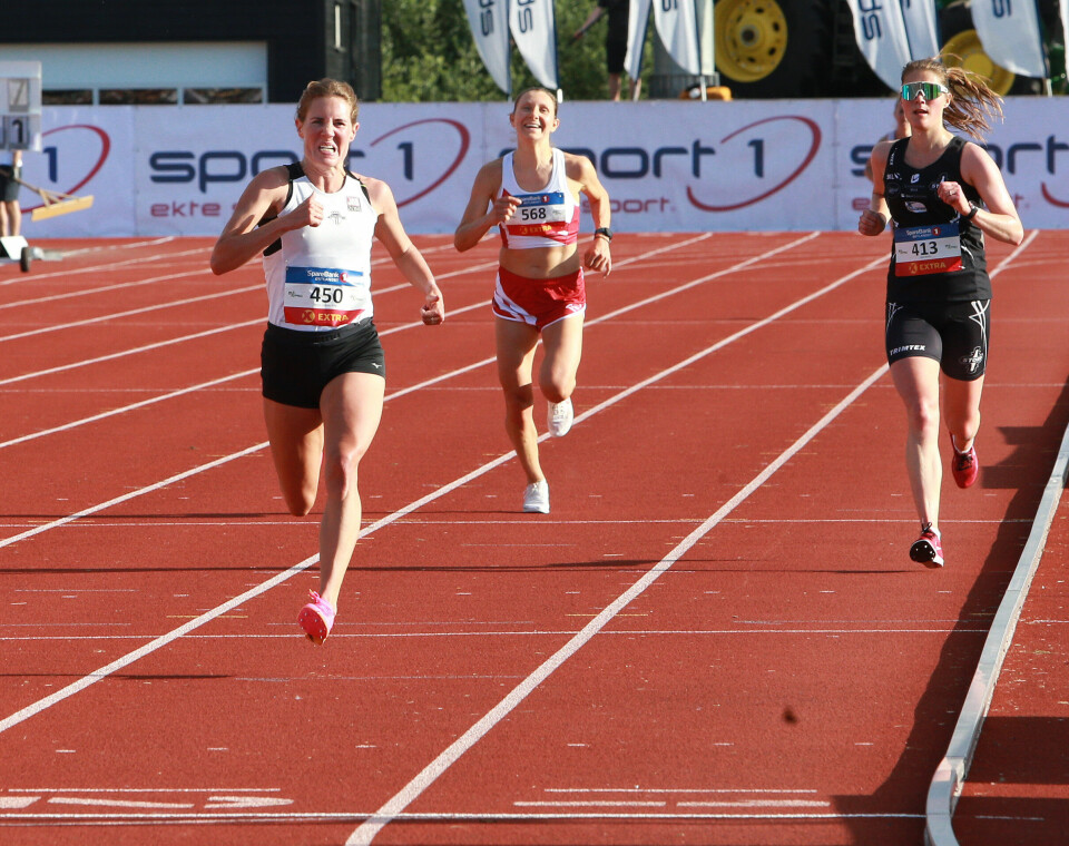Hanne Mjøen Maridal løp inn til 10 000 m-gull med et smil om munnen (oppdatert) 10000m_damer_finale_maalgang_Waagan_spurter_fra_Theisen_AZ3T2256.jpg