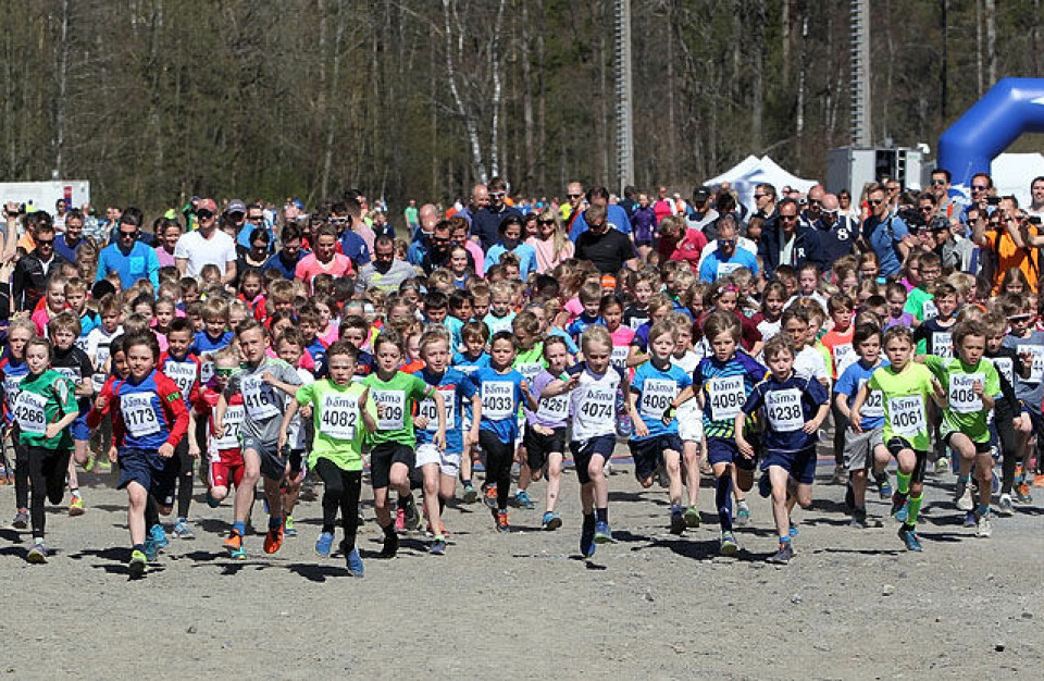 Nydalens Skiklub tok dobbel i sommervarmt Råskinn (39 bilder og 3 videoer) Knoettetassen_hele_startfeltet_A20G2373.jpg