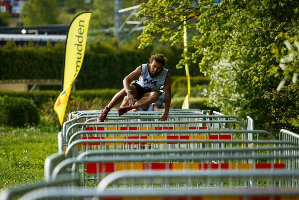 Nesten 1100 deltok i Northman Challenge i Sandnes Jump_the_fence_Luke_Cambridge_i_tet.jpg