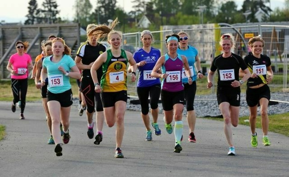 1500 m festival for både eliteutøvere og mosjonister (med fartsholdere) på Jessheim 2. juni Bildet er fra 1. løp i årets UKI-karusell. Vi ser vinneren av femte løp, Helena Seland Myhre med nummerr 4 ved siden av Marianne Opsahl som ble nummer tre (foto: Bjørn Hytjanstorp).